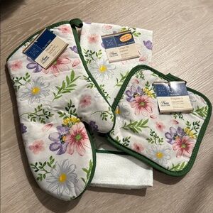 Spring Blossoms 4-piece Kitchen Linen Set NEW 🏷️